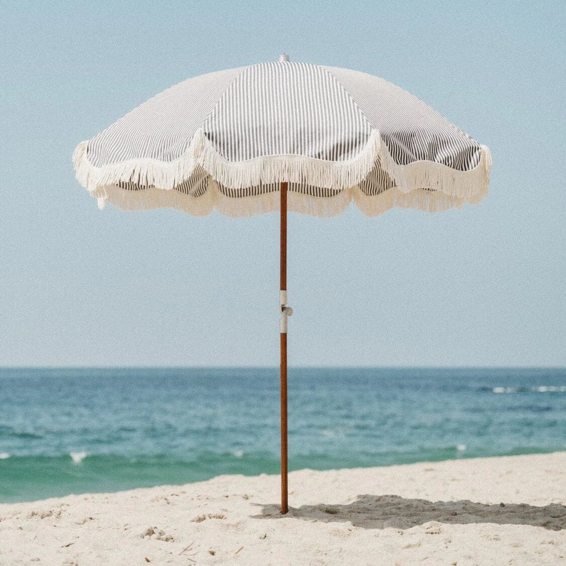 BPU-P-LAU-STR-PREMIUMBEACHUMBRELLA-LAURENSNAVYSTRIPE-LifestyleWEB12_1