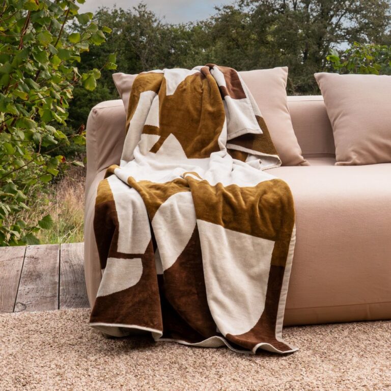 serviette-de-bain-en-coton-a-motifs-abstraits-DATE-CAFE-CREOLE-TULUM_fiche-produit-ambiance-768x768