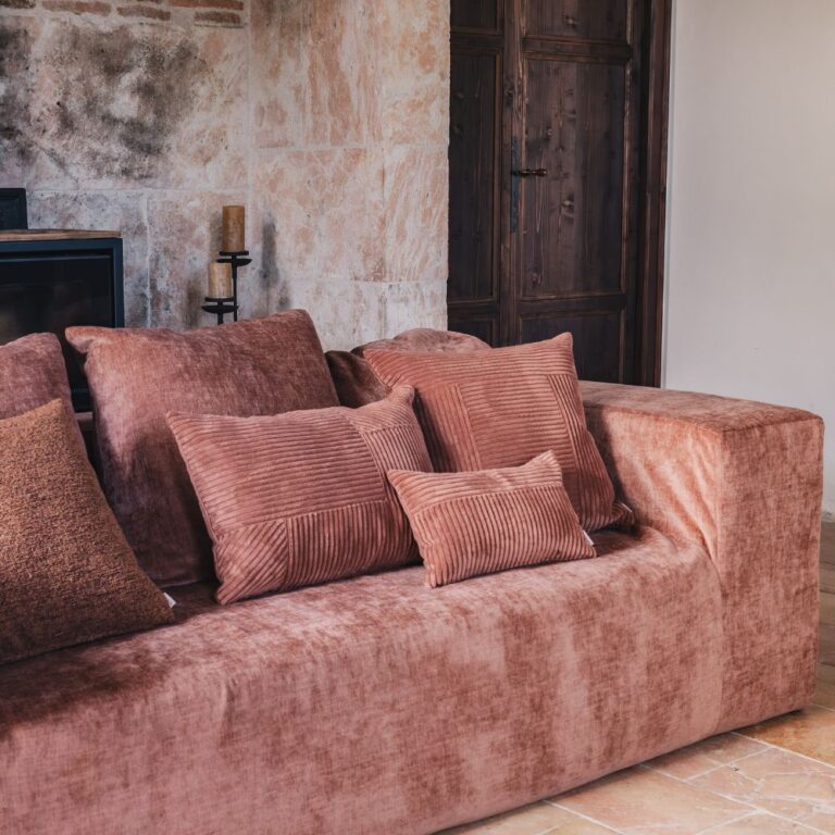 canape-en-velours-URBAN-COOPL-Hortensia-Handmade_produit-ambiance-768x768